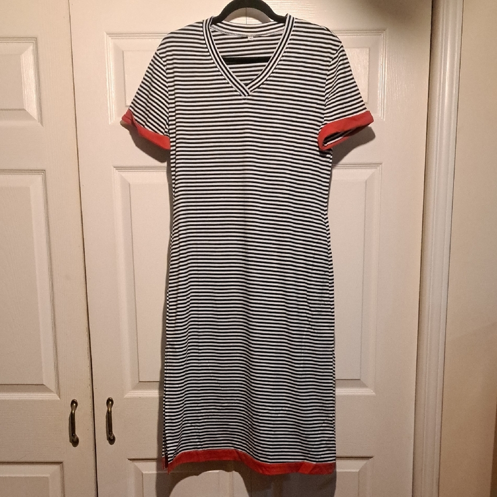 🤩NEW Striped Black and White Dress with Red Accents & Splits on both sides